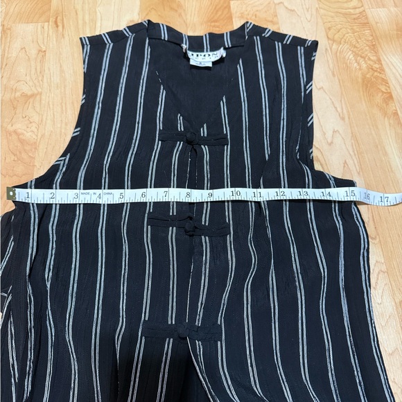 Nipon Studio Black and White Cardigan Sleeveless Slit on the side - Picture 3 of 10